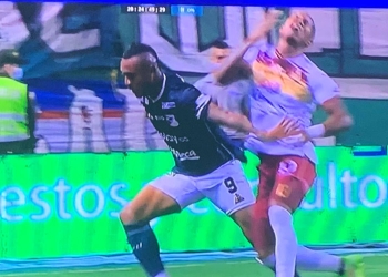 ¿Qué le pasó a Juan Camilo Angulo? Lo vieron en el VAR y anularon gol de Teo