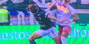 ¿Qué le pasó a Juan Camilo Angulo? Lo vieron en el VAR y anularon gol de Teo