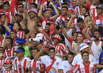 ¡A uno de los suyos! Así agredieron barras a otro hincha de Junior