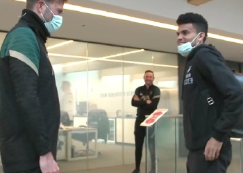 Díaz aterrizó en Liverpool: el saludo con Klopp