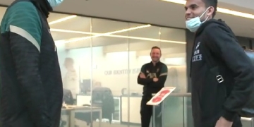 Díaz aterrizó en Liverpool: el saludo con Klopp