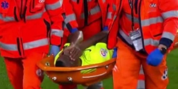 ¿¡Qué le pasó a Helibelton!? Salida en camilla y lo que informó el DT