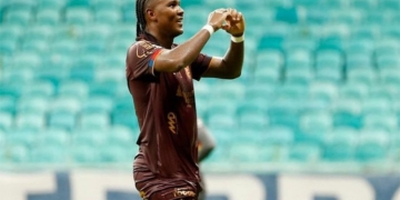 Atentaron contra el bus de EC Bahía, hubo partido y Rodallega marcó