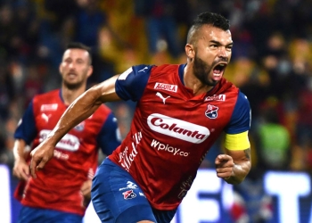Andrés Cadavid marcó su séptimo gol con el DIM y volvió a besar su escudo