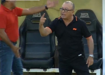 El DT no aguantó y con gestos le respondió a la tribuna