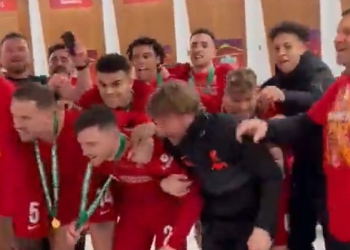 Luis Díaz en el festejo de Liverpool en el vestuario. ¡Bailando y cantando!