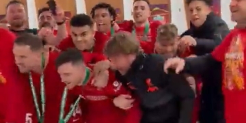 Luis Díaz en el festejo de Liverpool en el vestuario. ¡Bailando y cantando!