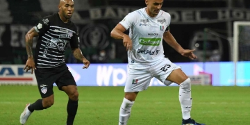 ¿Qué le pasa a Junior de visitante?