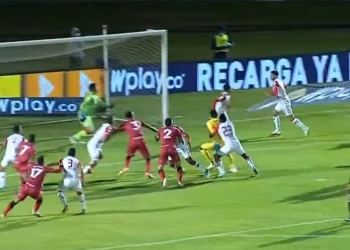 ¡Penalti por falta sobre el arquero! Le pasó a Santa Fe ante Patriotas