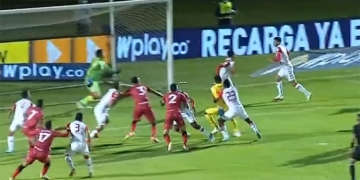 ¡Penalti por falta sobre el arquero! Le pasó a Santa Fe ante Patriotas