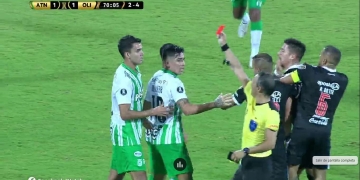 ¿Le arañó la cara al rival? Aguilar dejó a Nacional con diez