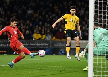 ¡Autogol del Cucho Hernández en la Premier League!