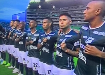 Todos los jugadores del Cali mostraron el escudo