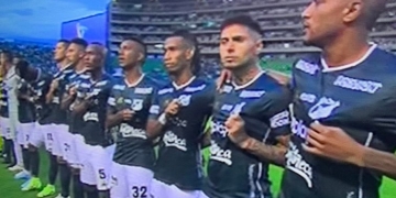 Todos los jugadores del Cali mostraron el escudo