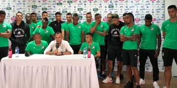 ¿Quién fue el jugador del Cali que faltó a la rueda de prensa y por qué?
