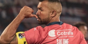 El homenaje de Andrés Cadavid con la camiseta del DIM