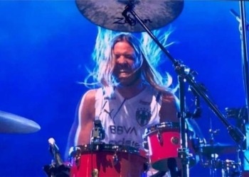 El día que Taylor Hawkins se presentó con Foo Fighters usando camiseta del Monterrey