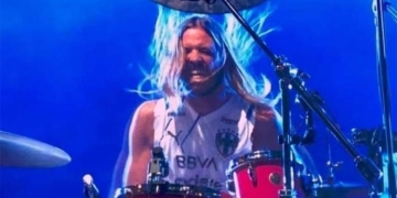 El día que Taylor Hawkins se presentó con Foo Fighters usando camiseta del Monterrey