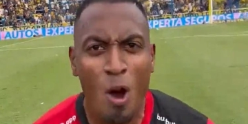 Alocado festejo de Willer Ditta en el clásico rosarino