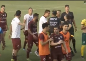 El entrenador que agredió a una jueza de linea en el fútbol de Brasil