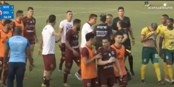 El entrenador que agredió a una jueza de linea en el fútbol de Brasil