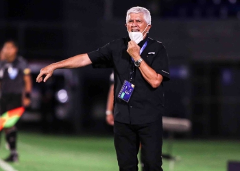 ¿Julio Comesaña dejó la solución en el banquillo?