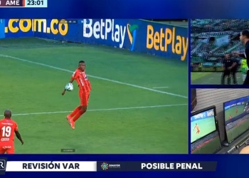 ¡Ay, Esneyder Mena! Se vio en el VAR y terminó en penalti