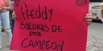 Los carteles con los que animan a Freddy Rincón a las afuera de Imbanaco