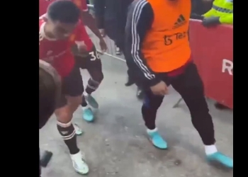 Culpan a Cristiano Ronaldo por tirar el celular de un hincha