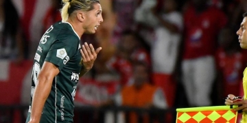 El clásico de Vuletich: otro partido sin gol, blooper y mano en el área