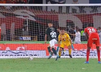 ¡El penalti que erró Daniel Luna en el clásico!