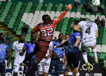 ¿Hinchas verdiblancos cantando contra el equipo en su estadio?