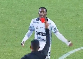 Increíble lo de Óscar Segura: ¡Un minuto en la cancha y expulsado!