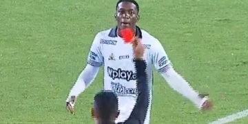 Increíble lo de Óscar Segura: ¡Un minuto en la cancha y expulsado!