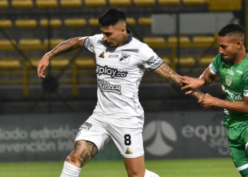 Sebastián Leyton en su regreso a la titular: ¡Quinta amarilla!