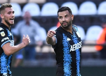 Gol de Edwin Cardona y festejo besando su rodilla