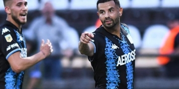 Gol de Edwin Cardona y festejo besando su rodilla