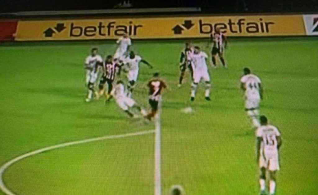 ¿Penalti sobre Daniel Giraldo o falta fuera del área?