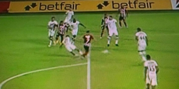 ¿Penalti sobre Daniel Giraldo o falta fuera del área?