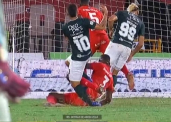 ¿Era penal? La jugada que pitaron en contra de América en el clásico