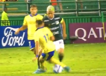 ¡Lujazo de Teo Gutiérrez dejando tendido a un jugador de Boca!