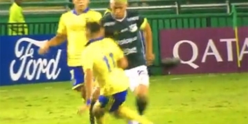 ¡Lujazo de Teo Gutiérrez dejando tendido a un jugador de Boca!