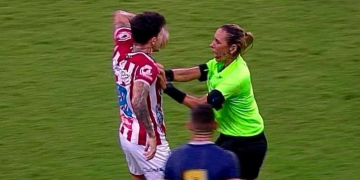 Futbolista intentó golpear a una árbitra en el fútbol de Brasil