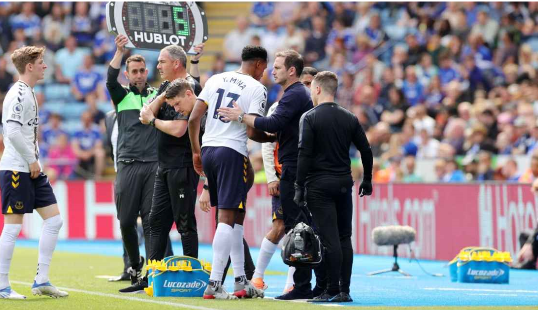 Yerry Mina: el colombiano salió lesionado en el partido del Everton vs. Leicester