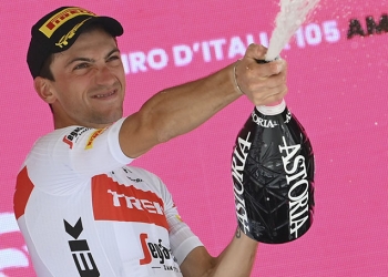 En solitario, Giulio Ciccone ganó la decimoquinta etapa