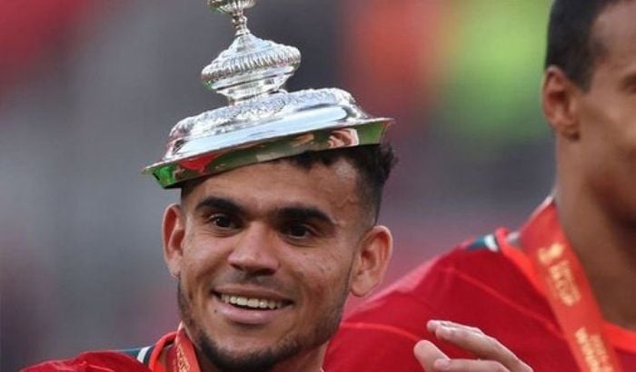 ¡Cuidado, 'Lucho'!: lo que pasó en el festejo con el trofeo de la FA Cup