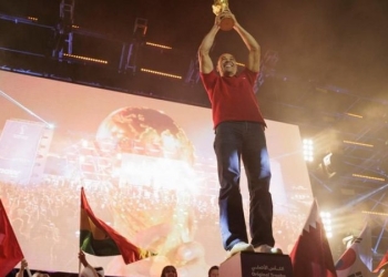 Cafú presenta el trofeo de la Copa del Mundo en Catar