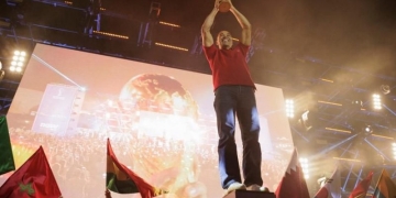 Cafú presenta el trofeo de la Copa del Mundo en Catar