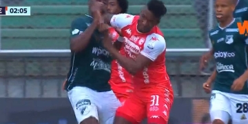 El codazo sobre Carlos Lucumí que no terminó con expulsión