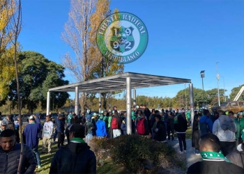 Hinchada verdiblanca en Argentina y la prohibición que tendrán en la Bombonera